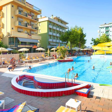 Dettaglio della piscina con idromassaggio dell’Hotel Caravel Misano Adriatico