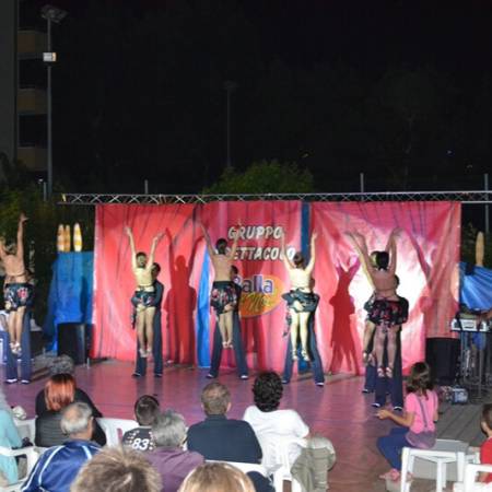 Spettacolo di danza serale all’Hotel Caravel B&B di Misano Adriatico con ballerini e intrattenimento per gli ospiti