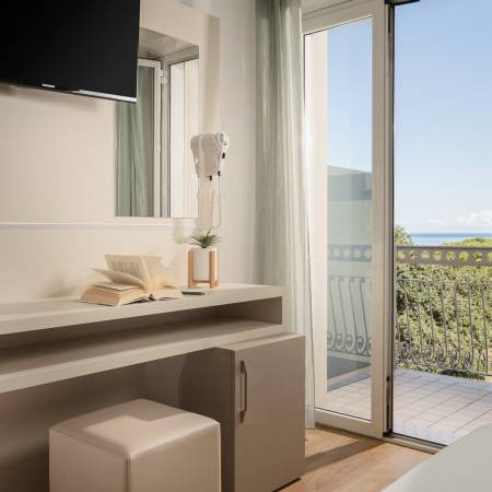 Interno camera doppia dell’Hotel Caravel B&B con design moderno