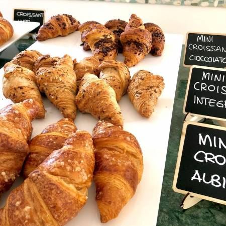 Croissant caldi e fragranti al buffet colazione dell’Hotel Caravel B&B Misano Adriatico