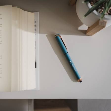 Dettaglio con penna e libro sul tavolino di una camera dell’Hotel Caravel B&B di Misano Adriatico, simbolo di relax e comfort