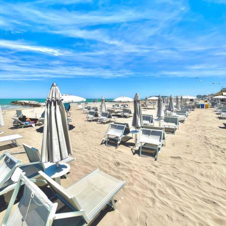 Mare e sabbia dorata di Misano Adriatico davanti all’Hotel Caravel B&B