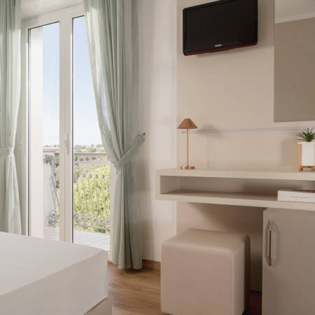 Camera moderna dell’Hotel Caravel B&B di Misano Adriatico con arredi nuovi