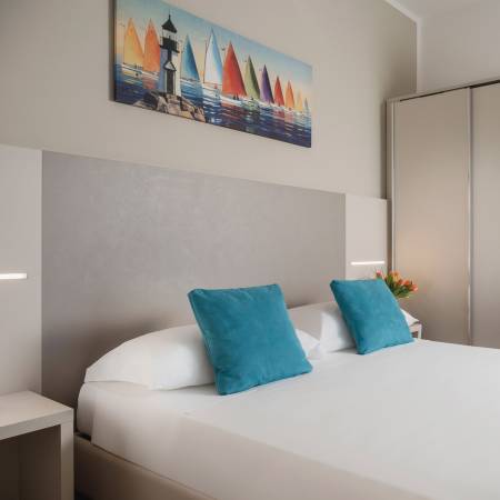 Letto matrimoniale con topper e materasso memory all’Hotel Caravel B&B