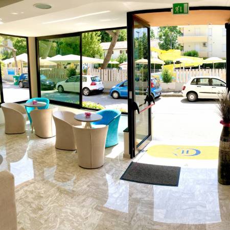 Ingresso principale e hall dell’Hotel Caravel B&B di Misano Adriatico