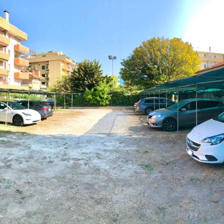 Ampio parcheggio gratuito per i clienti dell’Hotel Caravel B&B