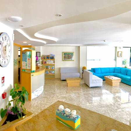 Banco reception dell’Hotel Caravel Misano con design elegante e moderno