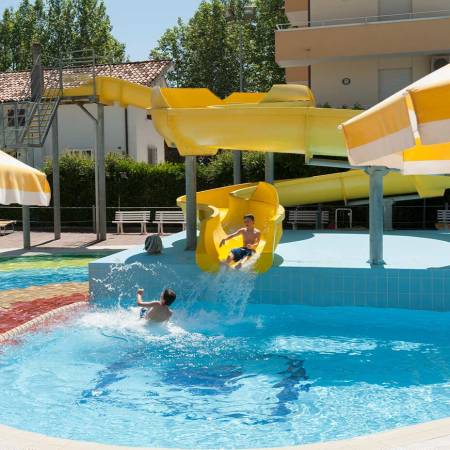 Piscina grande dell’Hotel Caravel Misano ideale per relax e divertimento estivo