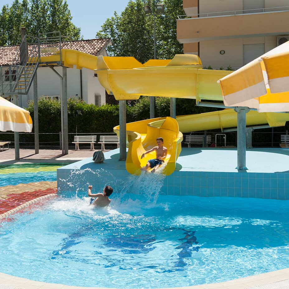 Piscina grande dell’Hotel Caravel Misano ideale per relax e divertimento estivo