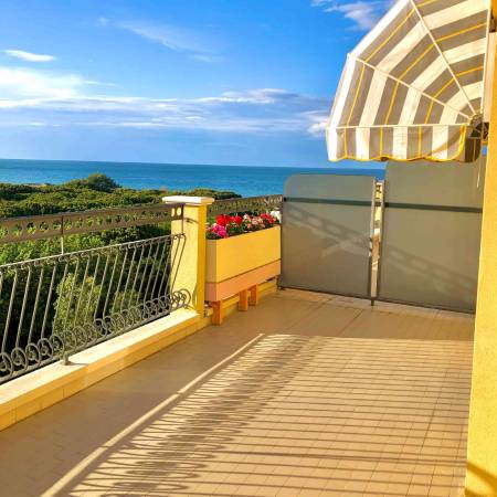 Balcone privato con vista sul mare dalla camera dell’Hotel Caravel Misano Adriatico
