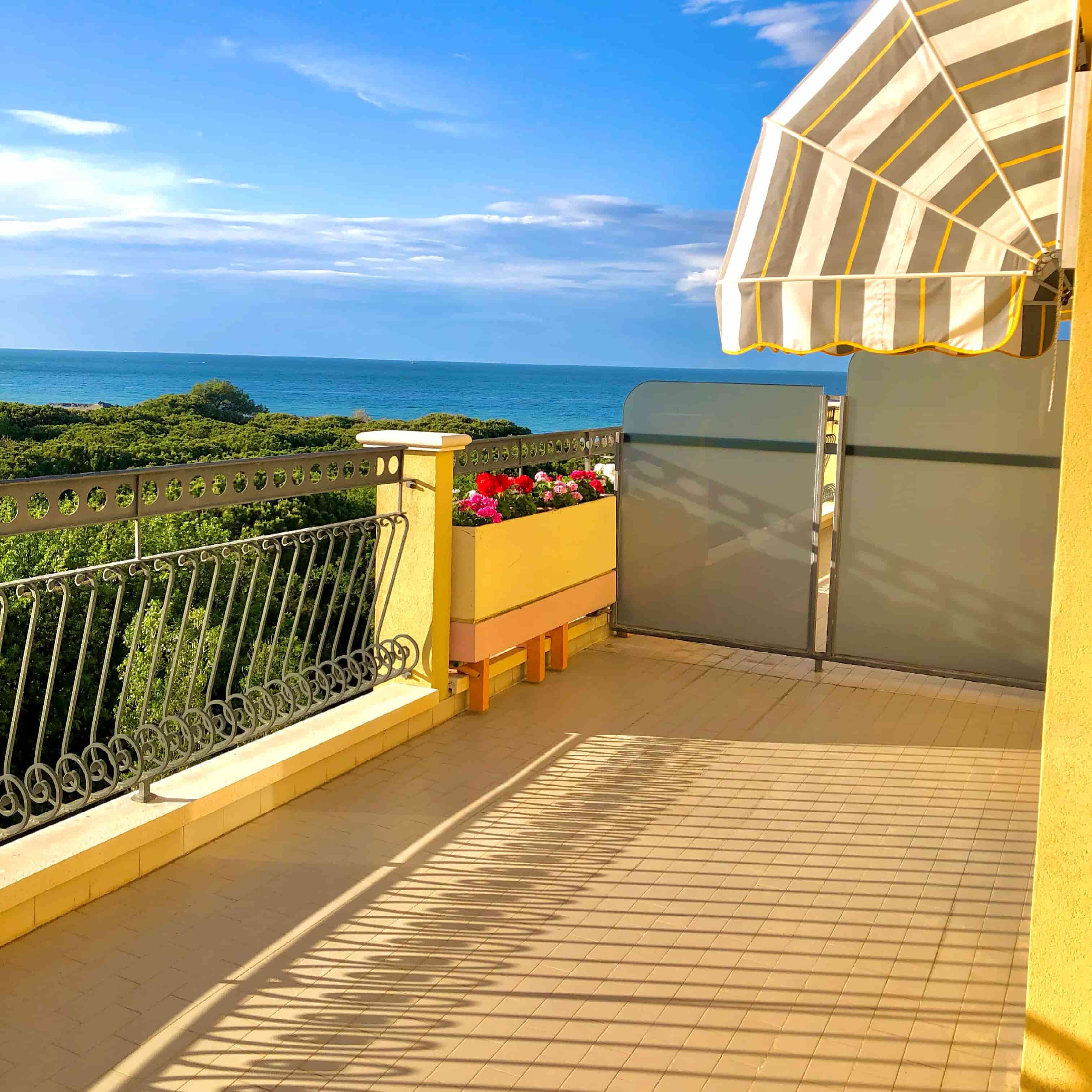 Balcone privato con vista sul mare dalla camera dell’Hotel Caravel Misano Adriatico