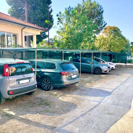 Area parcheggio dell’Hotel Caravel Misano Adriatico con posti auto ombreggiati
