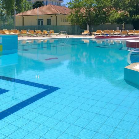 Primo piano dell’acqua cristallina nella piscina dell’Hotel Caravel Misano