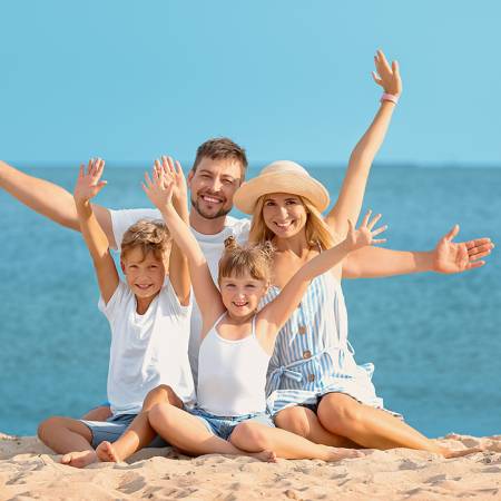 Famiglia in vacanza all’Hotel Caravel B&B di Misano Adriatico, sorridente e rilassata durante il soggiorno estivo