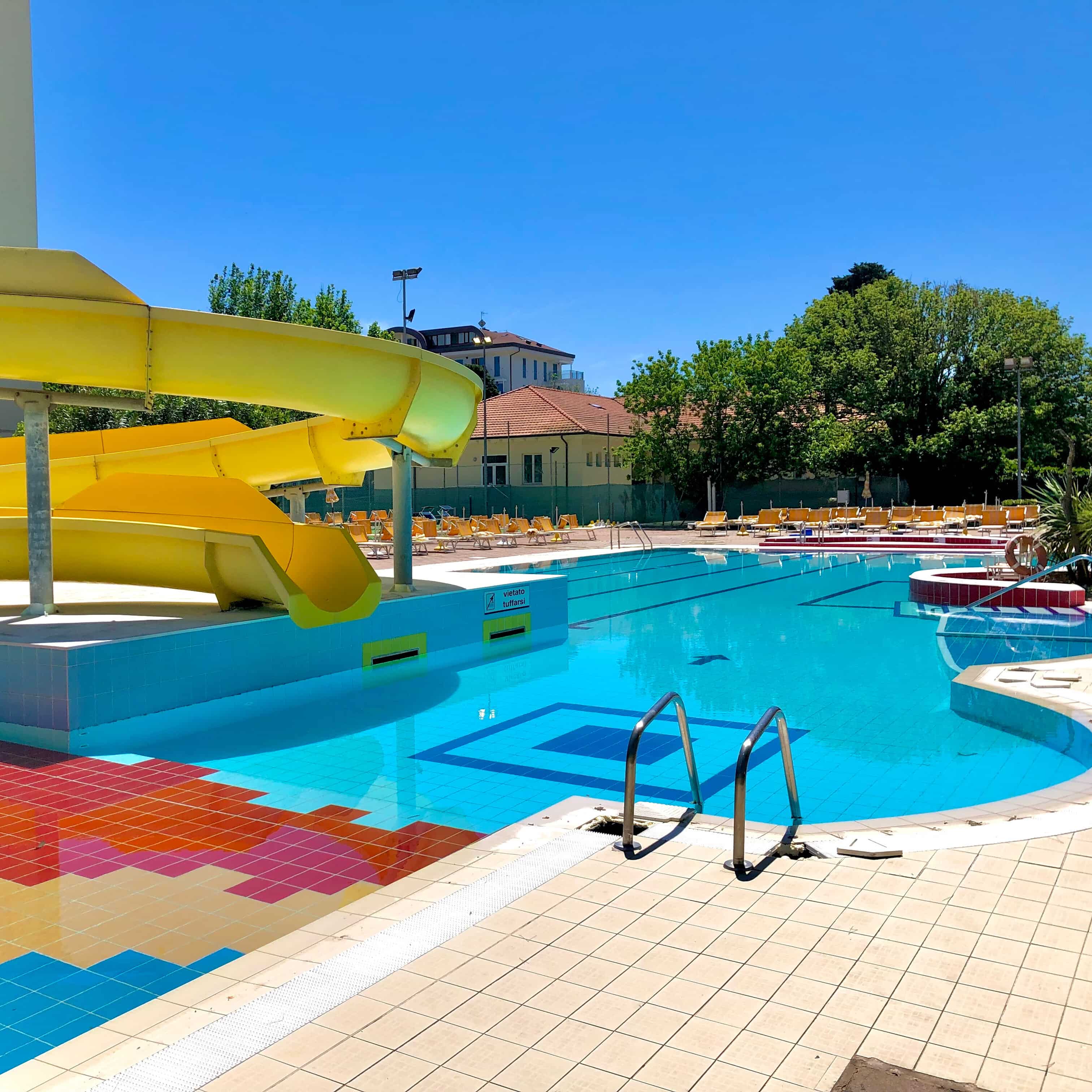 Piscina per bambini colorata con scivolo all’Hotel Caravel Misano