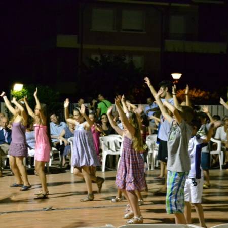 Festa serale all’Hotel Caravel B&B di Misano Adriatico con musica, luci e divertimento per grandi e bambini