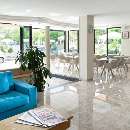 Hall luminosa dell’Hotel Caravel B&B di Misano Adriatico con arredi moderni