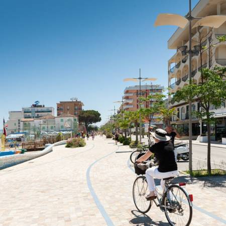 Lungomare di Misano Adriatico di giorno vicino all’Hotel Caravel B&B, ideale per passeggiate e momenti di relax
