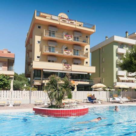 La facciata anteriore vista lateralmente dell'Hotel Caravel B&B