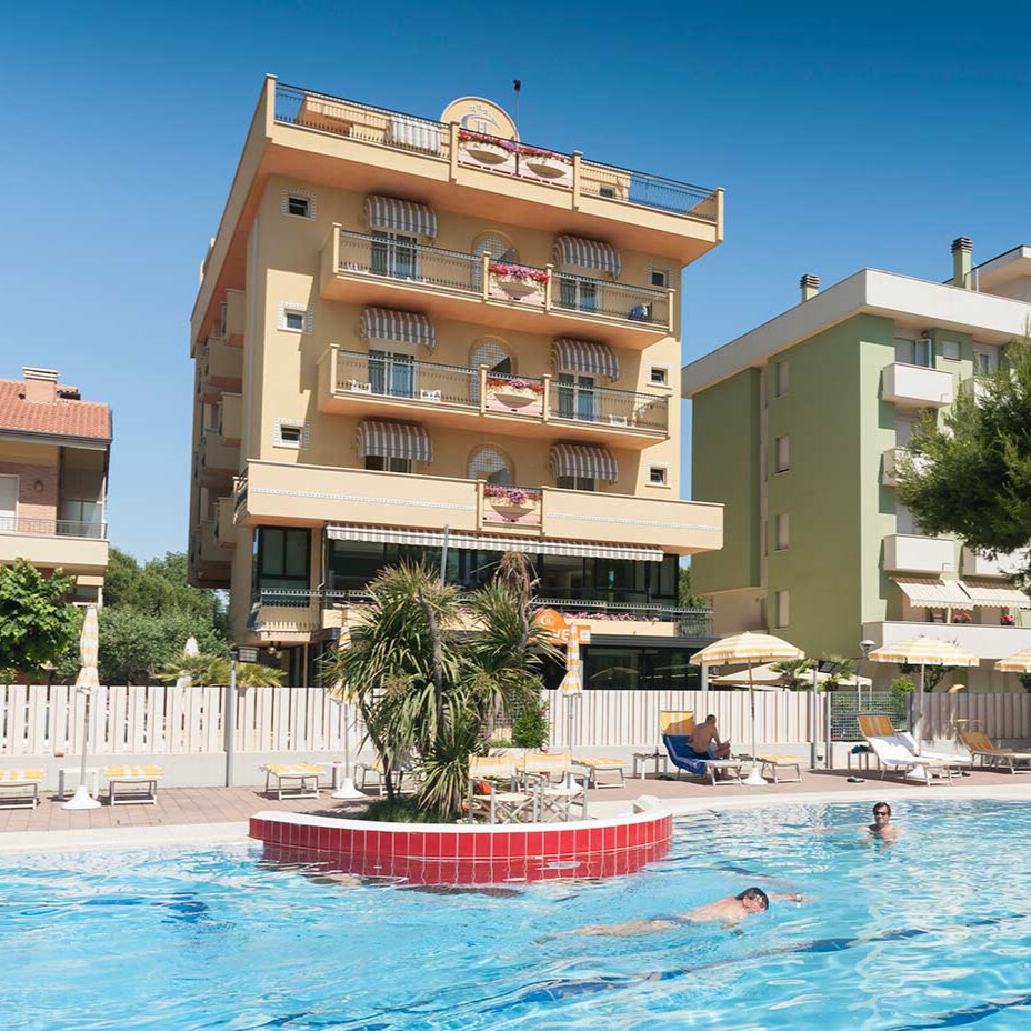 La facciata anteriore vista lateralmente dell'Hotel Caravel B&B