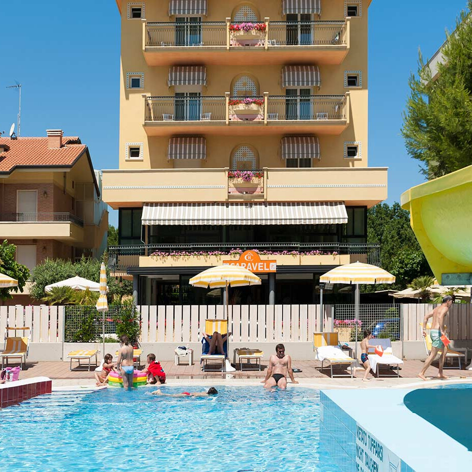 La facciata anteriore dell'Hotel Caravel B&B di Misano