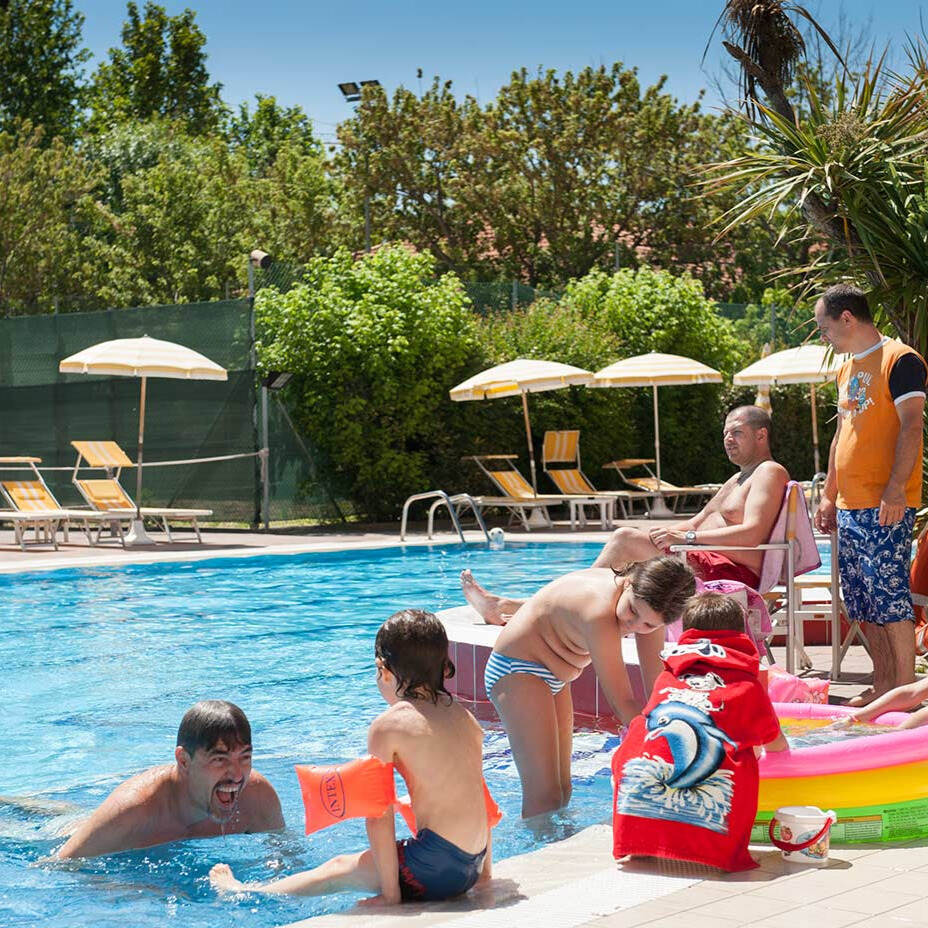 Giochi e divertimenti nella piscina dell'Hotel Caravel di Misano