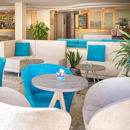 Hall spaziosa dell’Hotel Caravel B&B con area relax e divanetti confortevoli