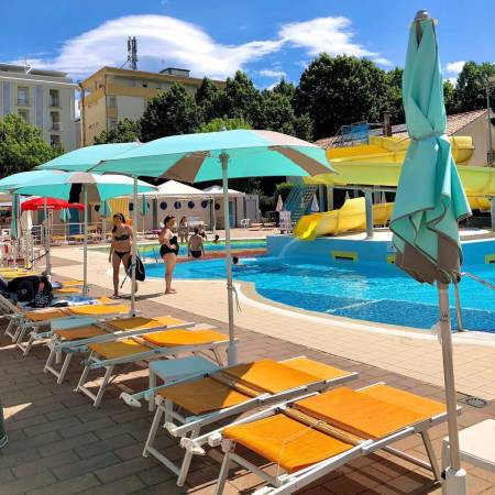 Solarium attrezzato con lettini gratuiti presso la piscina dell’Hotel Caravel B&B