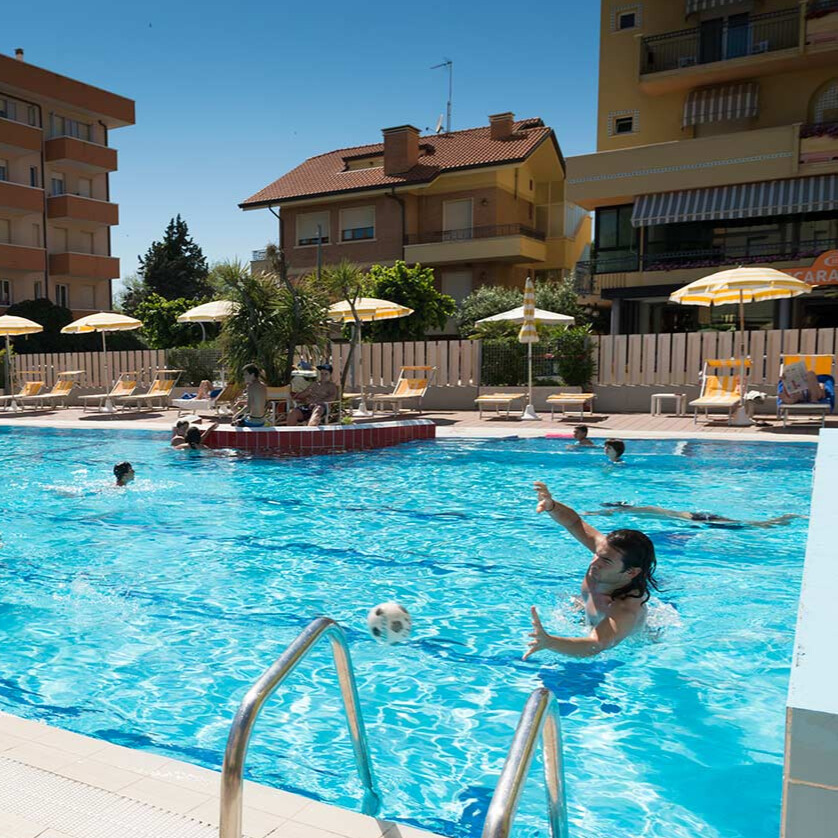 Dettaglio ravvicinato della piscina dell’Hotel Caravel B&B di Misano Adriatico