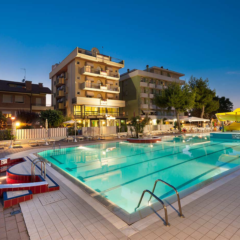 La piscina dell’Hotel Caravel Misano Adriatico illuminata la sera