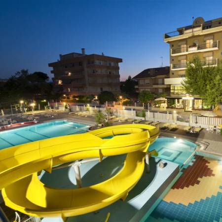 Scivolo della piscina visto dall’alto all’Hotel Caravel B&B di Misano Adriatico