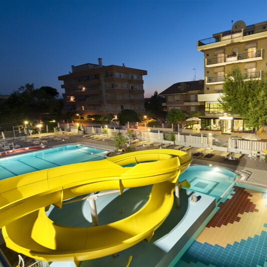 Scivolo della piscina visto dall’alto all’Hotel Caravel B&B di Misano Adriatico