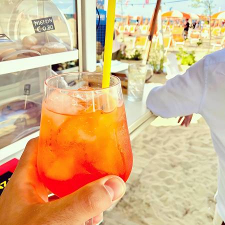 Uno Spritz al mare dell'Hotel Caravel di Misano